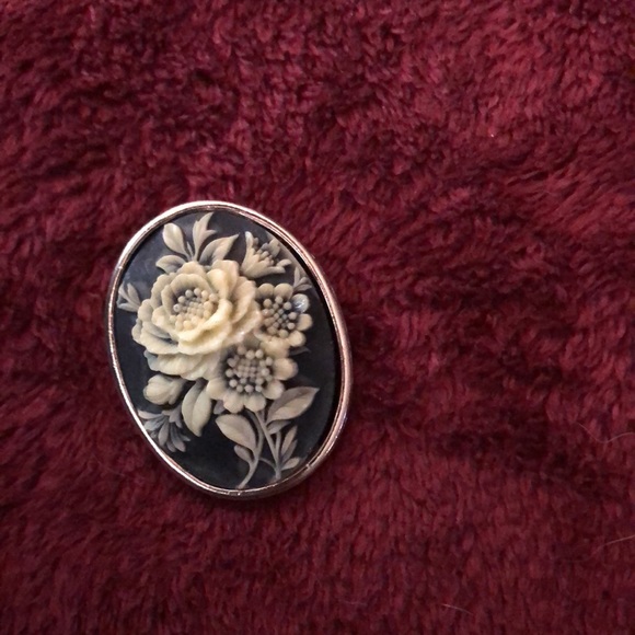 Michele Lynn Flower Brooch 🌺 - Picture 1 of 4